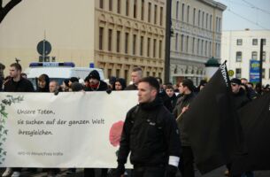 Stefan Träger (mit Binde) als Ordner beim Neonaziaufmarsch in Magdeburg am 12. Januar 2013