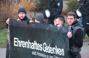 Steven Hanczyk (2.v.r.) am Transparent der "Initiative gegen das Vergessen" am 18. Januar 2014 in Magdeburg, Foto: Presseservice Rathenow