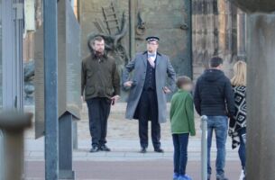 Tim Ballschuh (rechts) auf dem Weg zum "Gründungskommers"