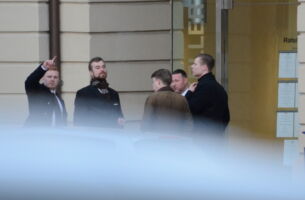 John Hoewer (links), Moritz Schellenberg (Mitte) und Michael Volker Schuster (2.v.r.) mit weiteren Burschenschaftern