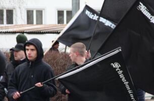 Philip Thaler (vorne) bei einer Demonstration des Freien Netz Süd in Mühldorf 2012