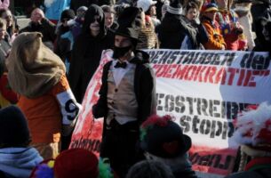 Philip Thaler (in der Mitte, verkleidet) bei einer Aktion des Freien Netz Süd bei einem Faschungsumzug in Gersthofen 2013