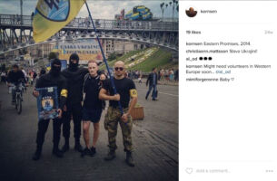 Mario Müller posiert mit vermummten Kämpfern des Regiment Asow