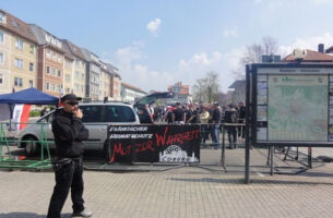 Das gleiche Auto bei einer Neonazidemo in Hildburghausen 2013