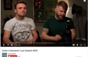 Philip Thaler (links) mit Shirt der Casa Pound - Band Bronson