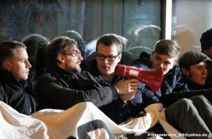 Armin Dumböck (2.v.r) und Till-Lucas Wessels (1.v.r) bei der IB-Aktion vor der geschlossenen Berliner CDU-Zentrale