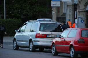 Martin Sellner besteigt am Abend des 24. Mai 2017 in Halle ein Auto von Thüringer Identitären